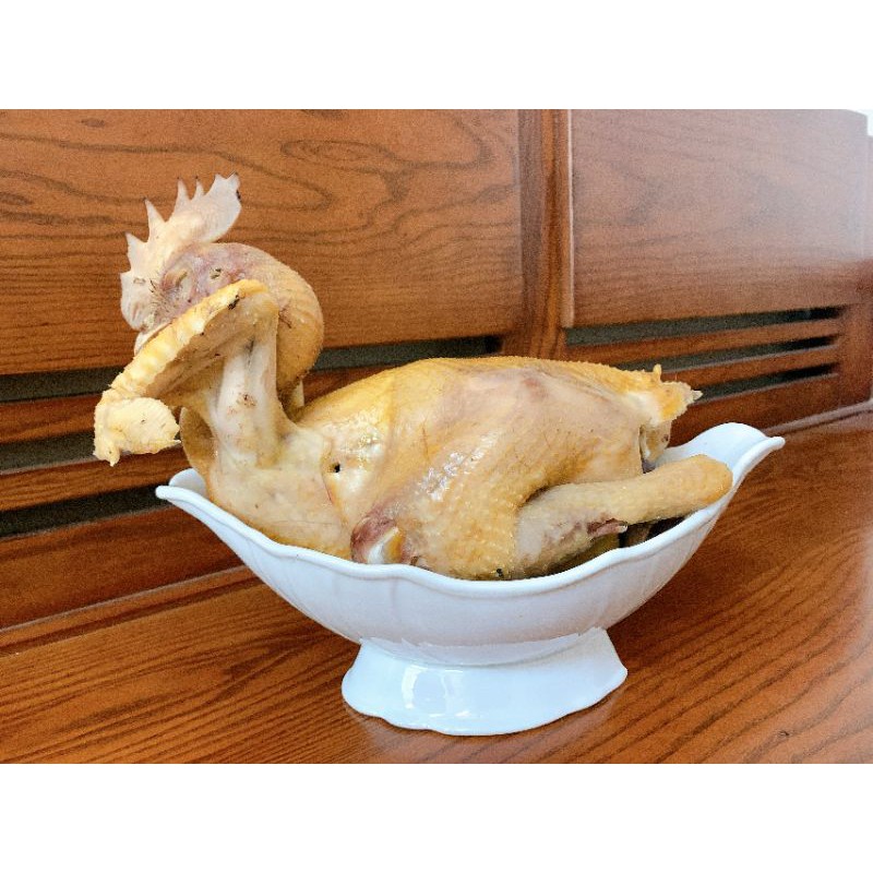 Bát bày cả con gà cúng. Hàng sứ Bát Tràng