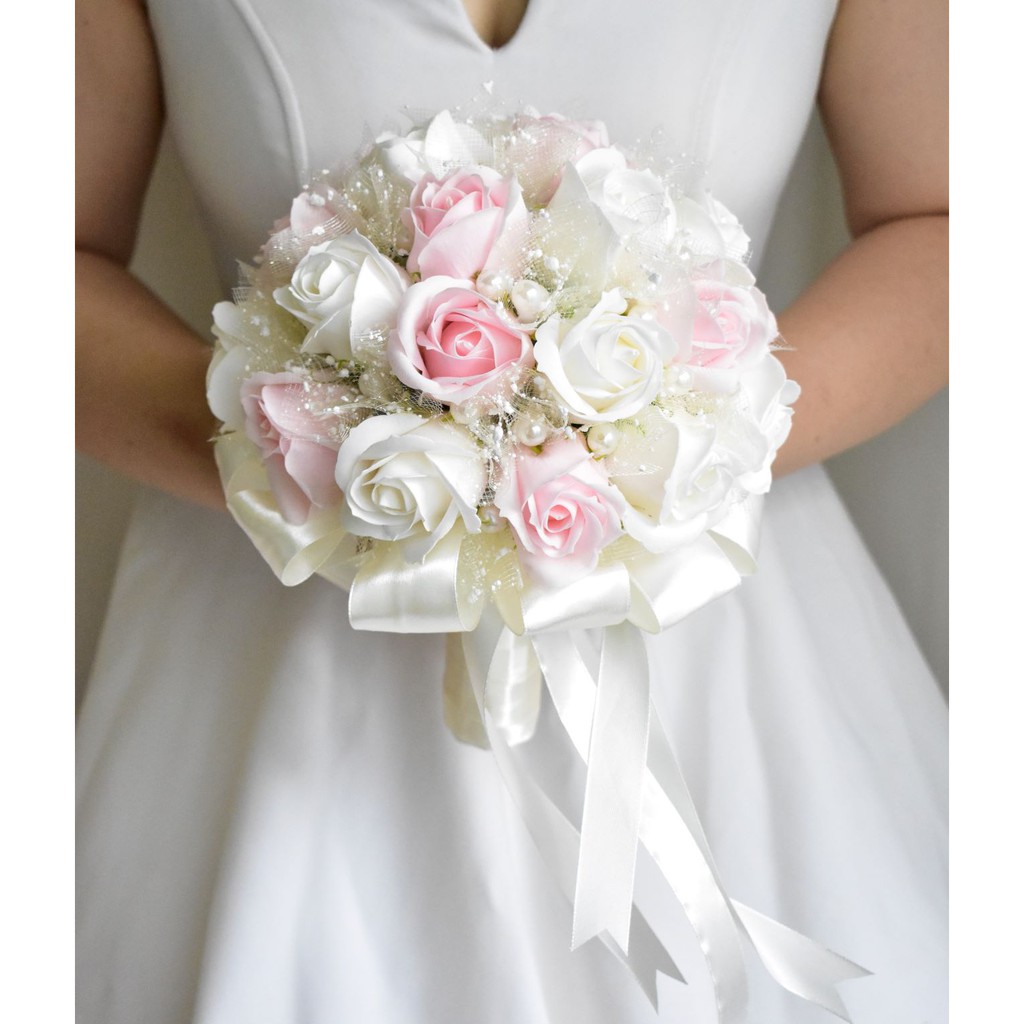 BÓ HOA CƯỚI CÔ DÂU CẦM TAY HOA HỒNG SÁP HỒNG NHẠT PASTEL, CHỤP HÌNH CƯỚI. TẶNG KÈM 1 HOA CÀI ÁO CHÚ RỂ