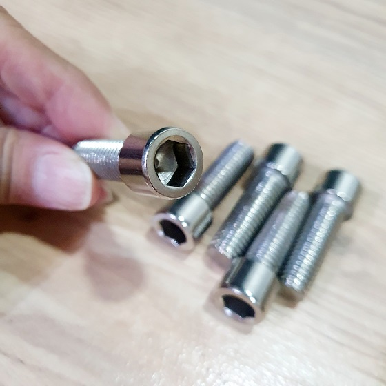 Set Gồm 5 Con Bulong Đầu Trụ Lục Giác Chìm Size M10x30 Chiều Dài 39mm Inox Bền Bỉ Cứng Cáp