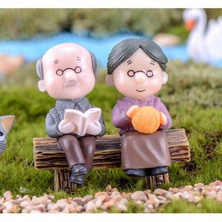 [TIỂU CẢNH - ẢNH THẬT] Ông bà già ngồi trên ghế trang trí cây sen đá, xương rồng, cây cảnh