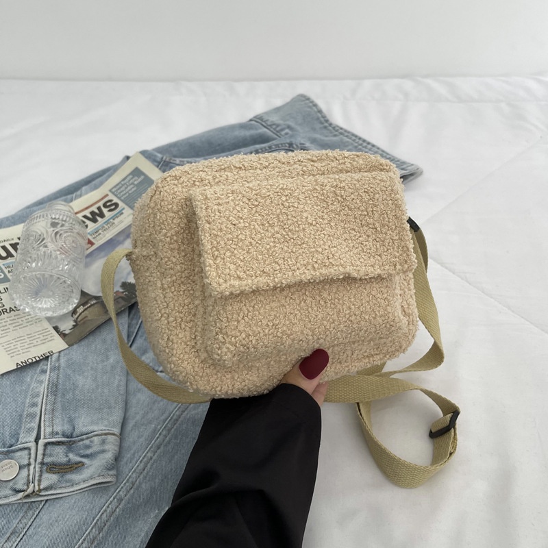 Túi đeo chéo phủ lông họa tiết da báo thời trang mùa đông 2021