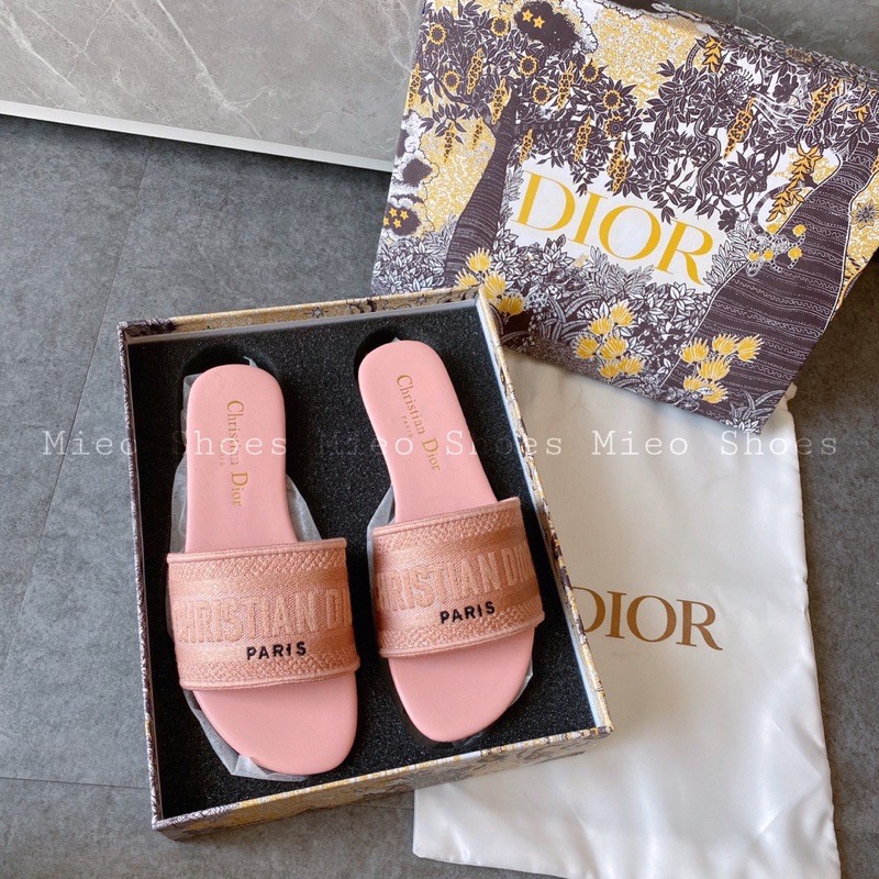 DÉP QUAI NGANG ĐÌ O HÀNG NHẬP XỊN ( D940 D1725 D1731 D1732)