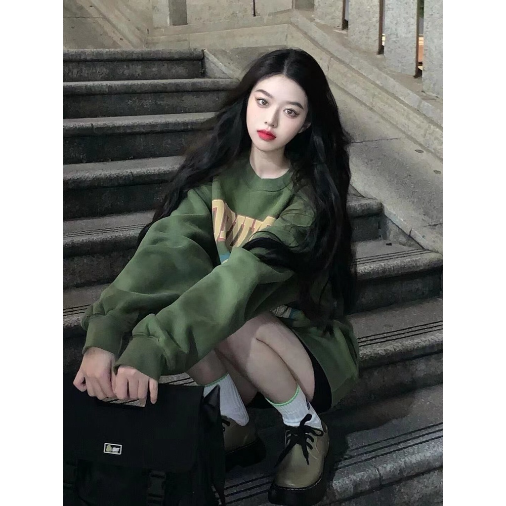 Áo sweater cổ tròn dáng rộng màu xanh lá đậm phong cách retro thời trang thu đông cho nữ 2021