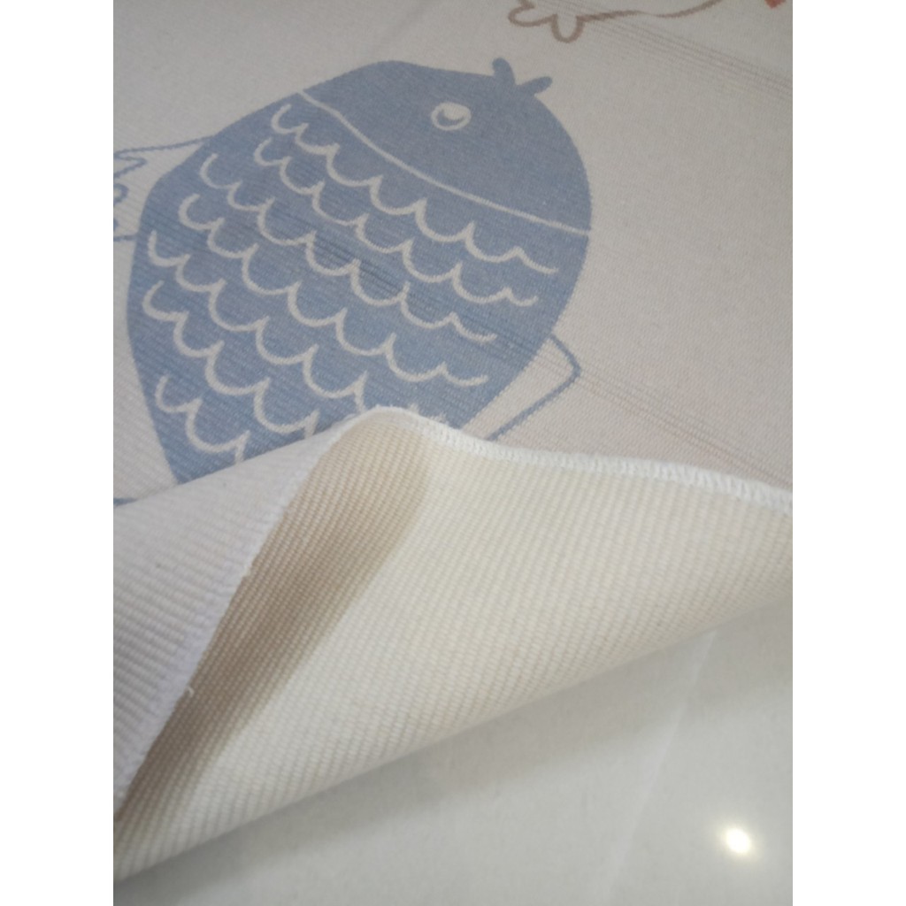 Thảm trải sàn cạnh giường, dưới chân ghế sofa hàng thiết kế bắt mắt, ấn tượng