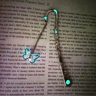 Bookmark dạ quang chặn sách