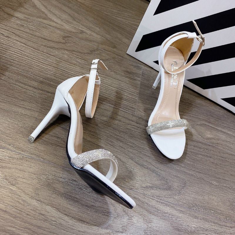 Giày cao gót quay đá