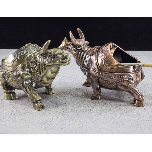 Gạt tàn hình trâu bằng đồng màu sắc giao giẫu nhiên