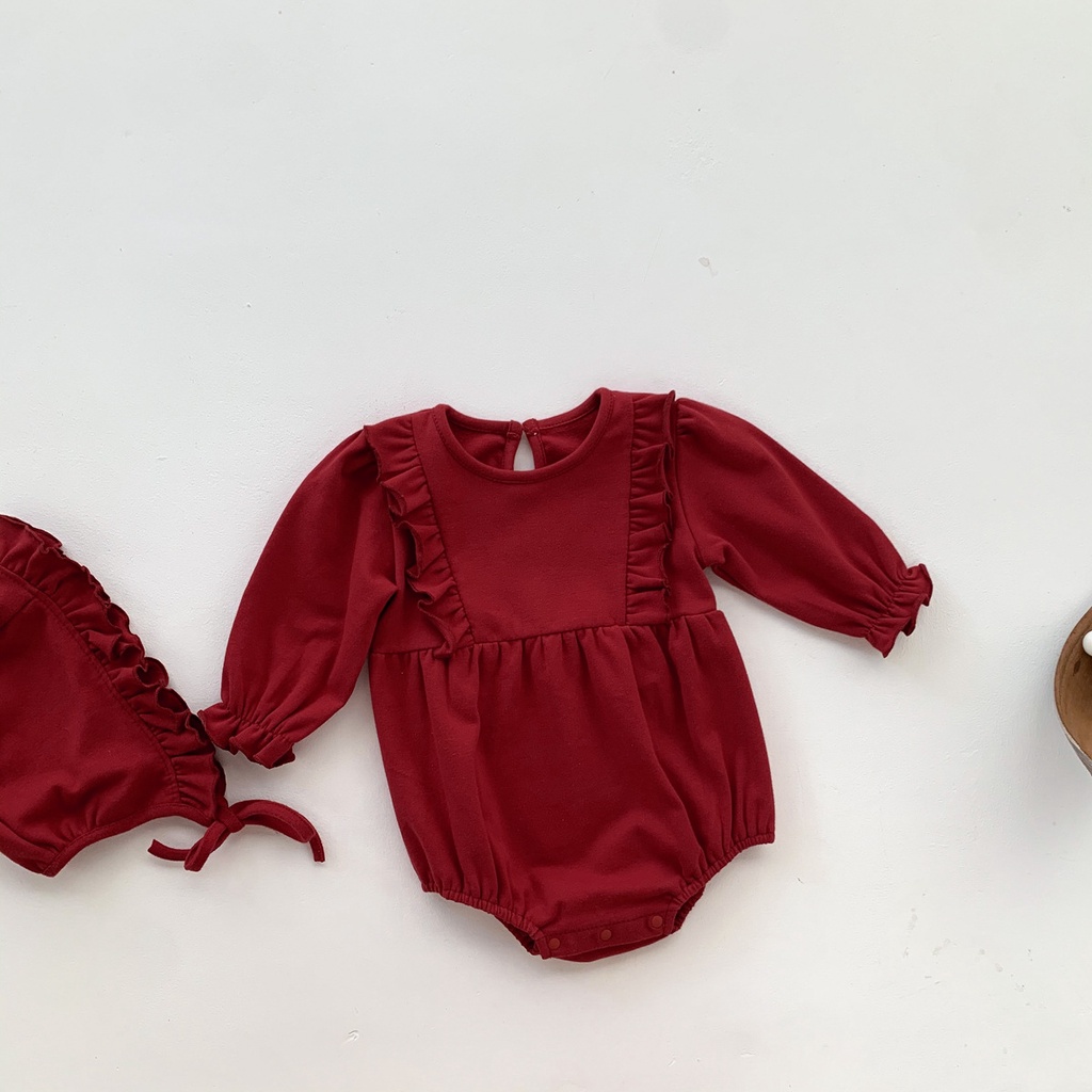 Bộ đồ 2 mảnh gồm áo liền thân một mảnh tay dài màu đỏ rượu vang và mũ dành cho bé gái sơ sinh