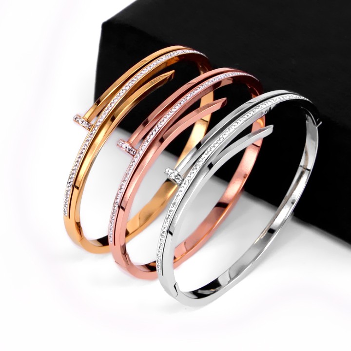 Vòng tay nữ titan cao cấp hình cây đinh đính đá siêu đẹp, bền màu, hợp thời trang