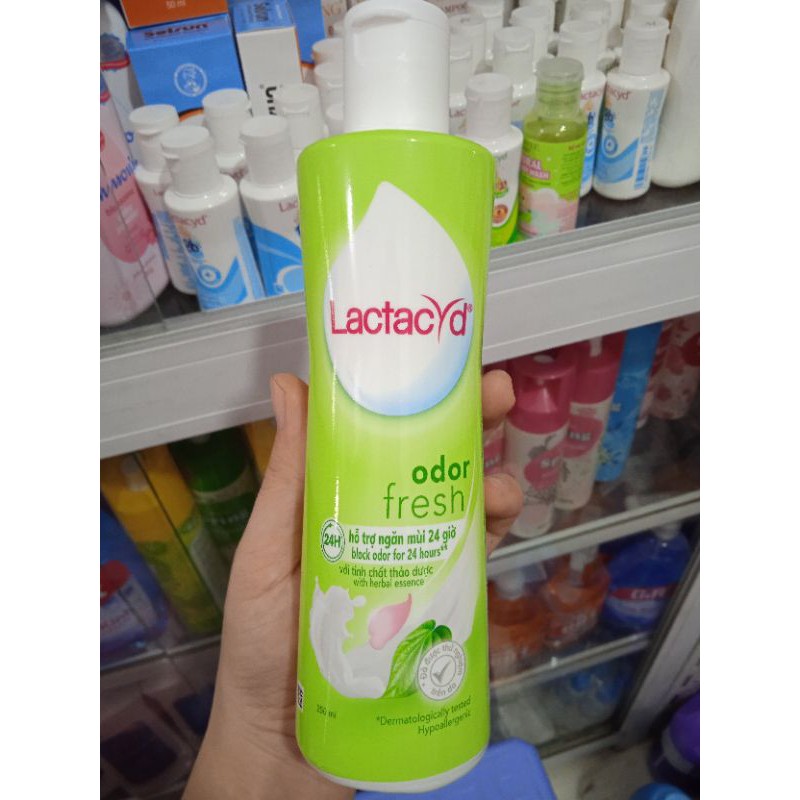 Dung dịch vệ sinh phụ nữ Lactacyd lá trầu 250ml