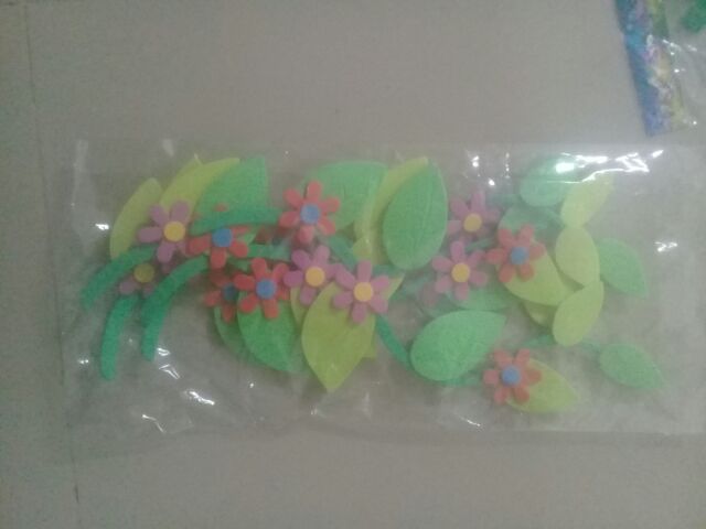 Hoa lá xốp bi tít sinh động tạo cho lớp một không gian nhiều màu sắc