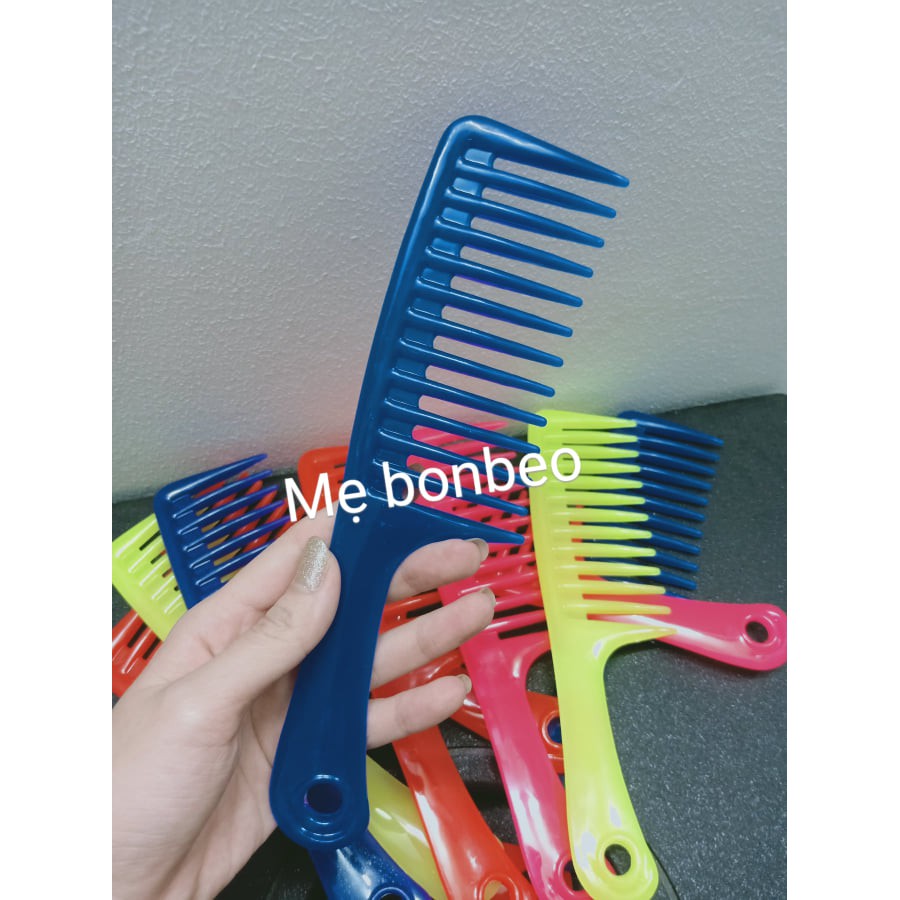 Lược lớn răng thưa chảy tóc xù