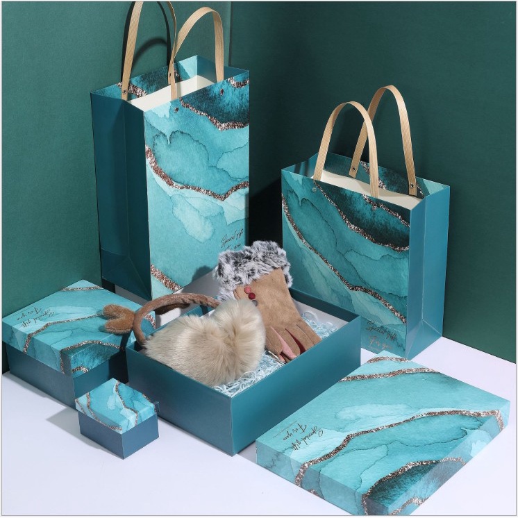 Túi giấy đựng quà tặng nhiều size, quai đinh tán; in họa tiết cẩm thạch xanh và hồng (Q544)