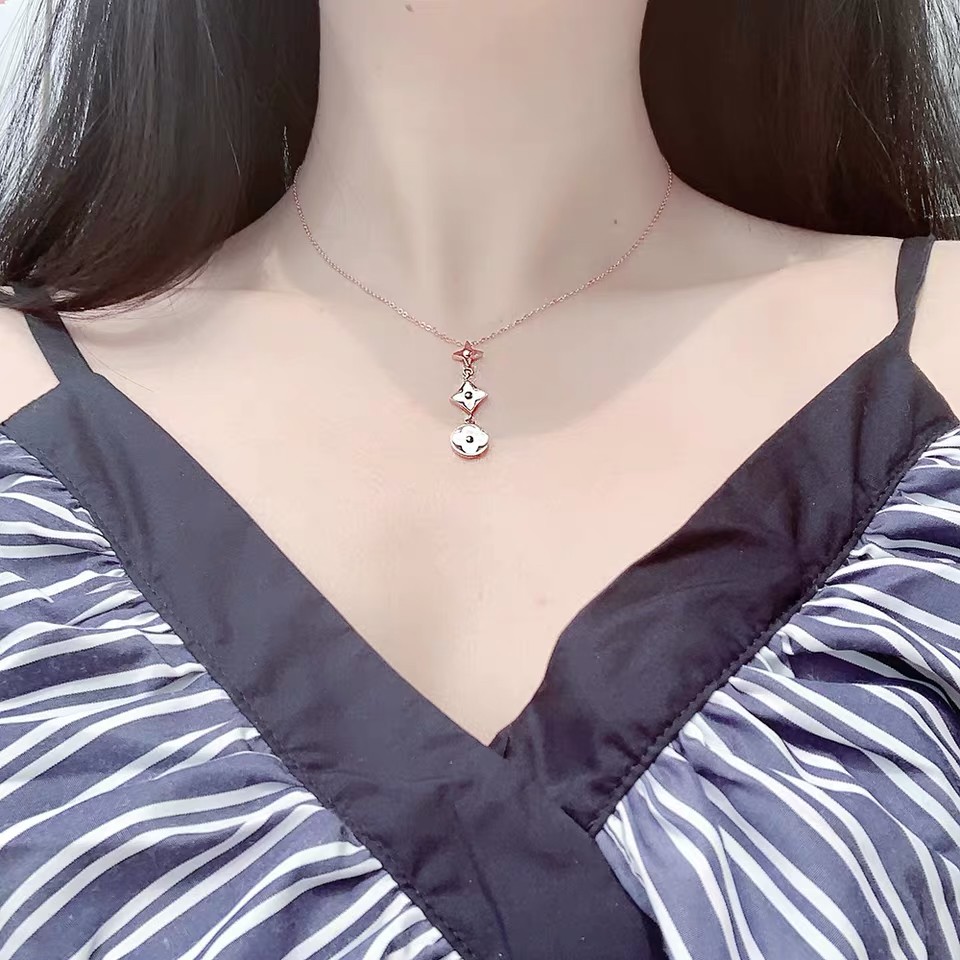 Vòng cổ dáng ngắn mặt hình cỏ bốn lá phối xà cừ màu trắng tự nhiên phong cách Âu Mỹ sang trọng thanh lịch không dị ứng