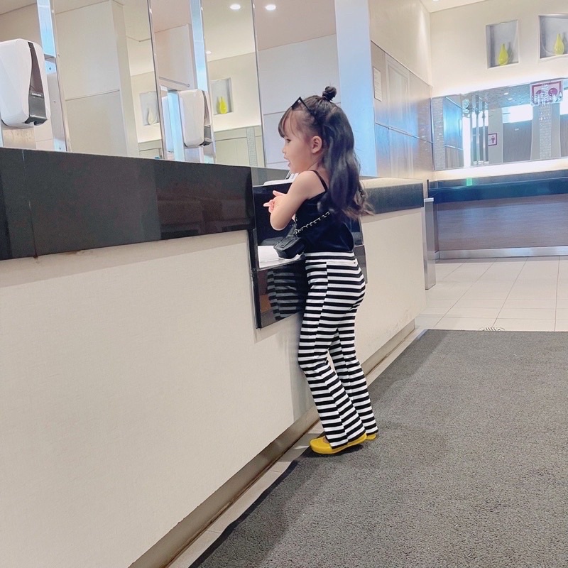 Set áo dây cotton quần loe kẻ ngang bé gái