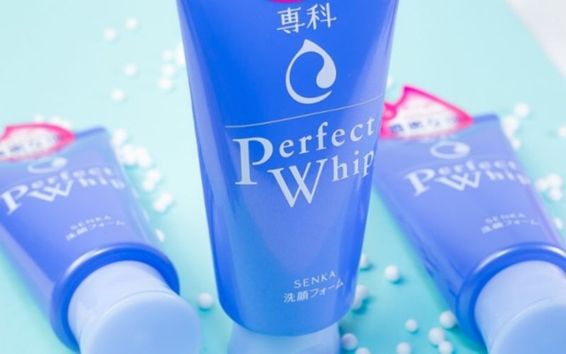 Sữa rửa mặt Perfect Whip của Senka màu xanh