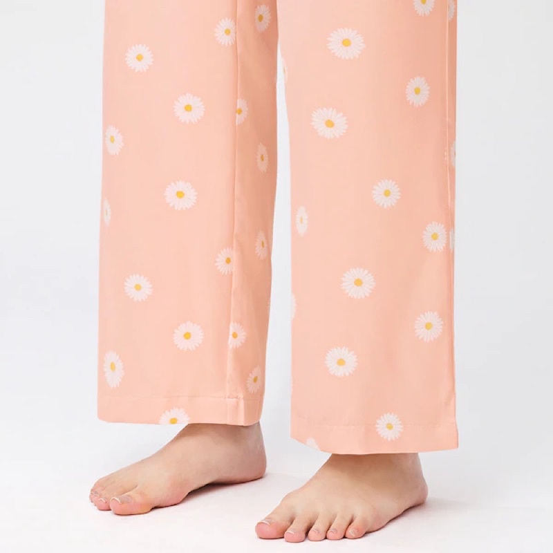 Bộ quần áo dài pyjama nữ in hình hoa cúc xinh xắn  của GU - Nhật Bản