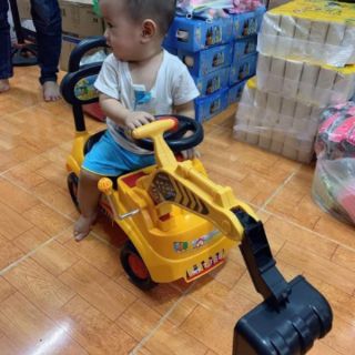 Xe cẩu chòi chân cho bé