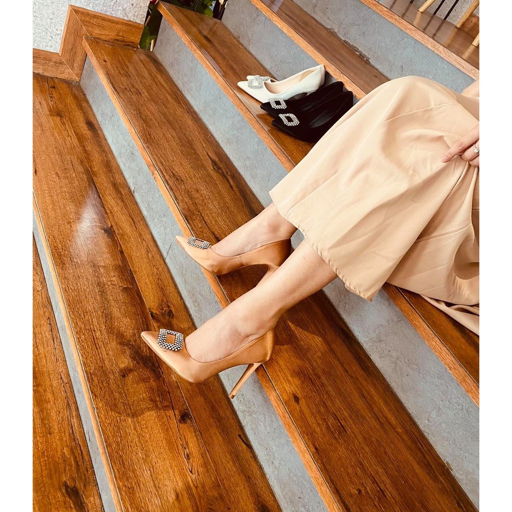 Giày cao gót 9p bít mũi HADU G933 khóa đính đá, chất liệu lụa satin, gót cao từ 7 10cm