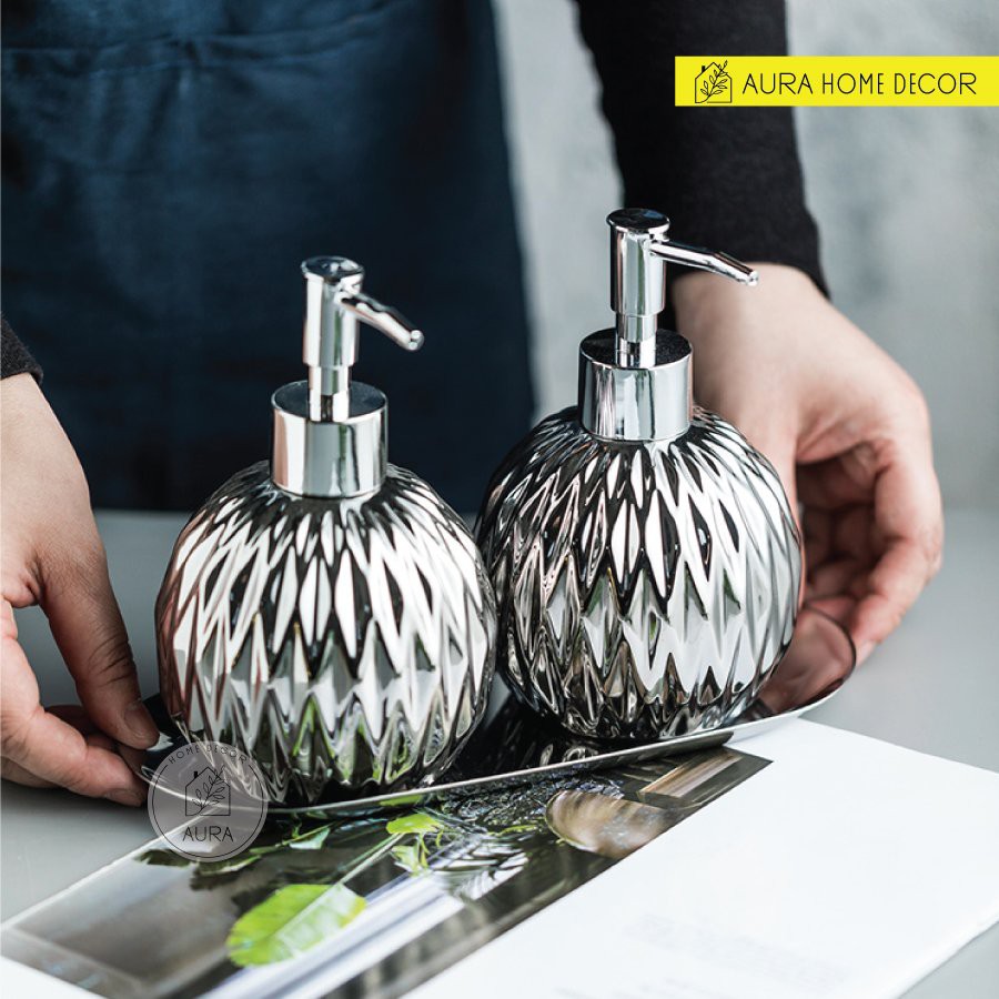 Set đôi lọ đựng nước rửa tay/dầu gội/sữa tắm...kèm khay sang chảnh với 2 màu vàng và bạc. | BigBuy360 - bigbuy360.vn