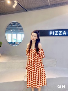 Váy chấm bi suông trễ vai
