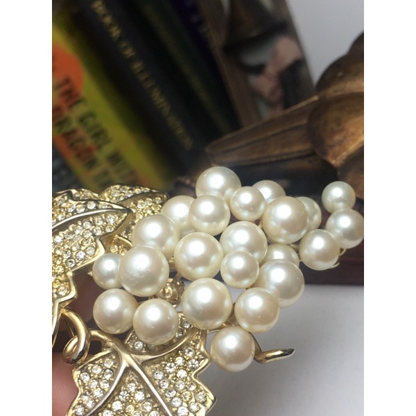 Cài áo vintage to -chùm nho đính trai đá