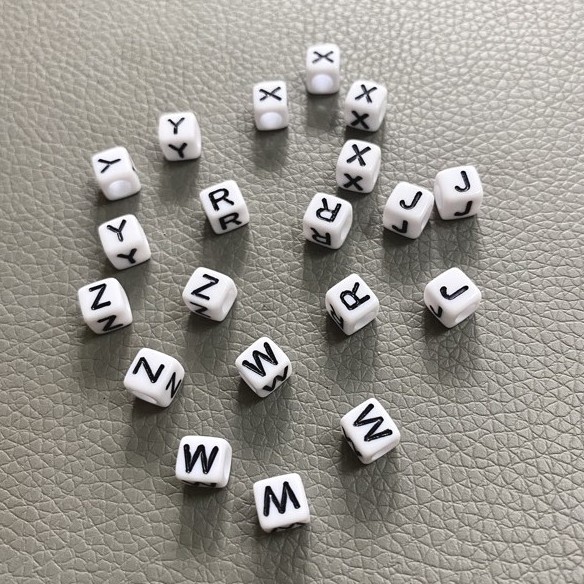 Hạt vòng chữ vuông X, Y, Z, W, R, J