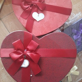 hộp đựng quà tặng hình trái tim cao cấp có kèm hạt xốp