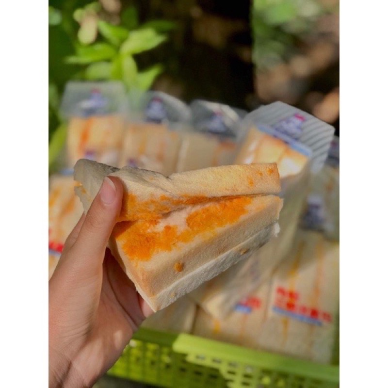 1 cái bánh Sandwich toast phô mai bơ ruốc mặn