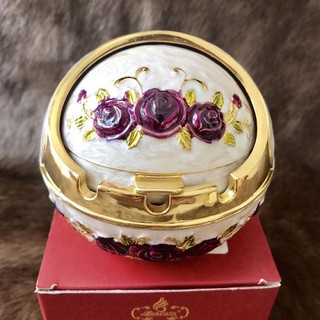 Gạt tàn tròn màu trắng hoa tím