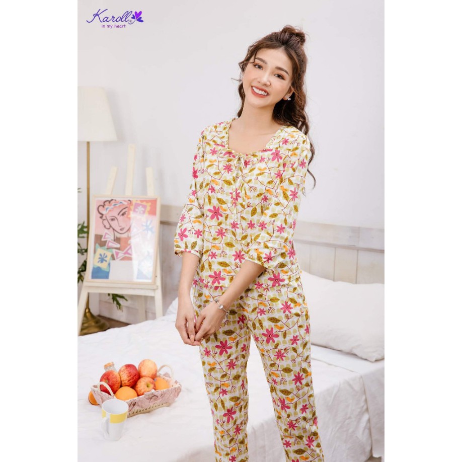 Set đồ thu đông Karoll cao cấp. Chất Thô mềm không gây bí, khó chịu. Dáng áo Lửng Quần dài cổ Xẻ chữ V, họa tiết hoa nhí