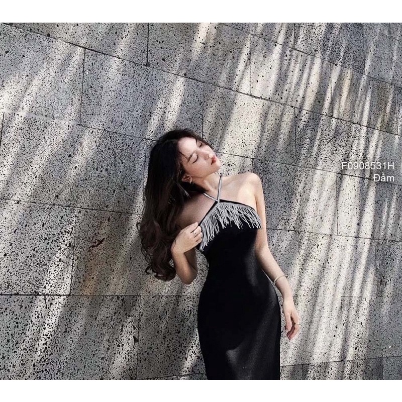 Đầm body đen ngực gắn dây đá tua rua