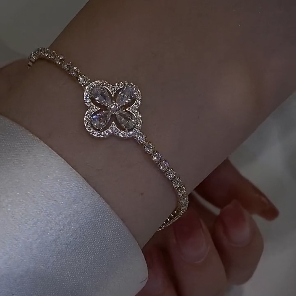 Vòng Tay Hình Cỏ Bốn Lá Đính Đá Lấp Lánh Thời Trang Và Tinh Tế Sang Trọng