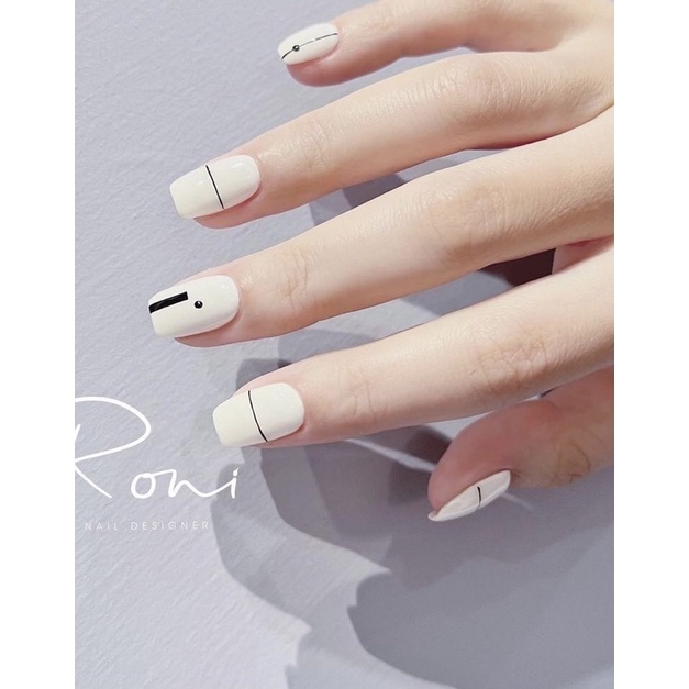 Nailbox trắng kẻ hoạ tiết nét đen