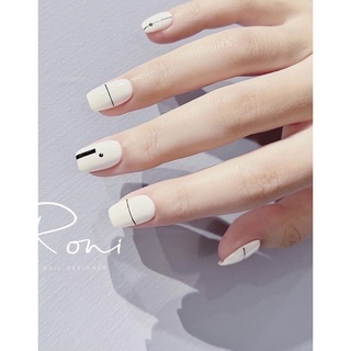 Nailbox trắng kẻ hoạ tiết nét đen