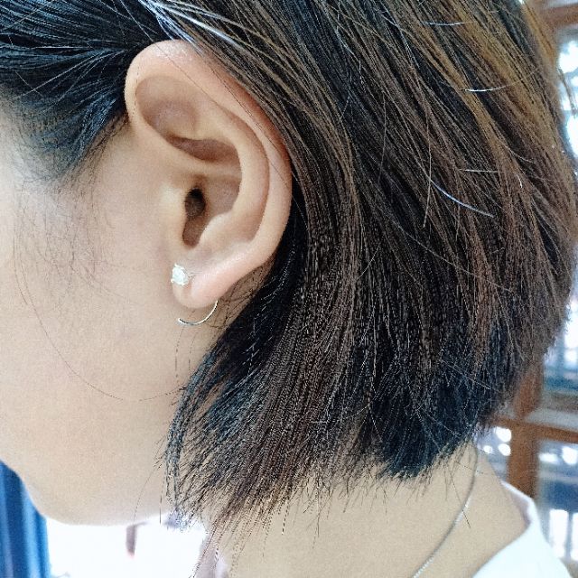 Khuyên móc đá nhân tạo