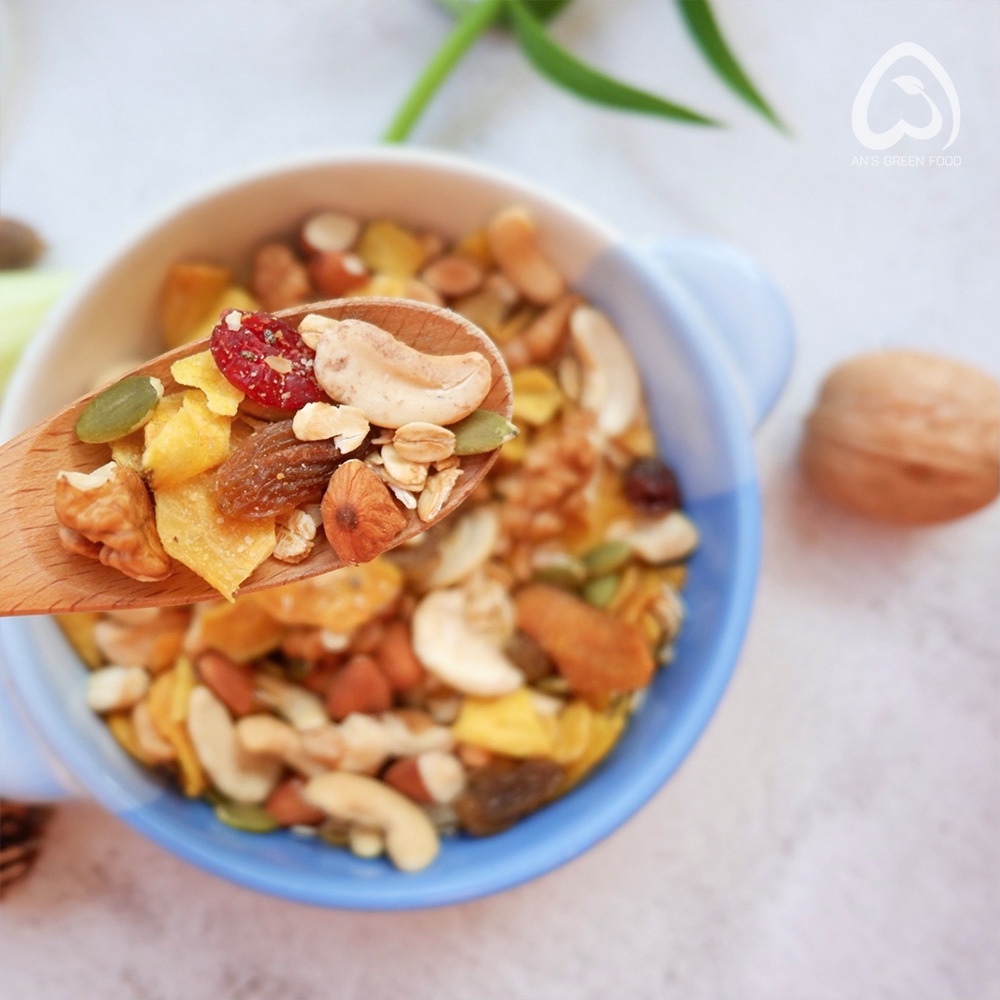 Ngũ Cốc Ăn Kiêng - Granola Healthy Siêu Hạt (Hạnh Nhân, Hạt Điều, Bí Xanh, Óc Chó, Mơ Sấy, Nho Sấy, Khoai Lang Sấy Mật)
