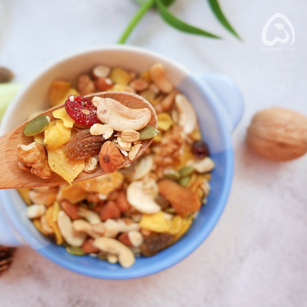 Ngũ Cốc Ăn Kiêng - Granola Healthy Siêu Hạt (Hạnh Nhân, Hạt Điều, Bí Xanh, Óc Chó, Mơ Sấy, Nho Sấy, Khoai Lang Sấy Mật)