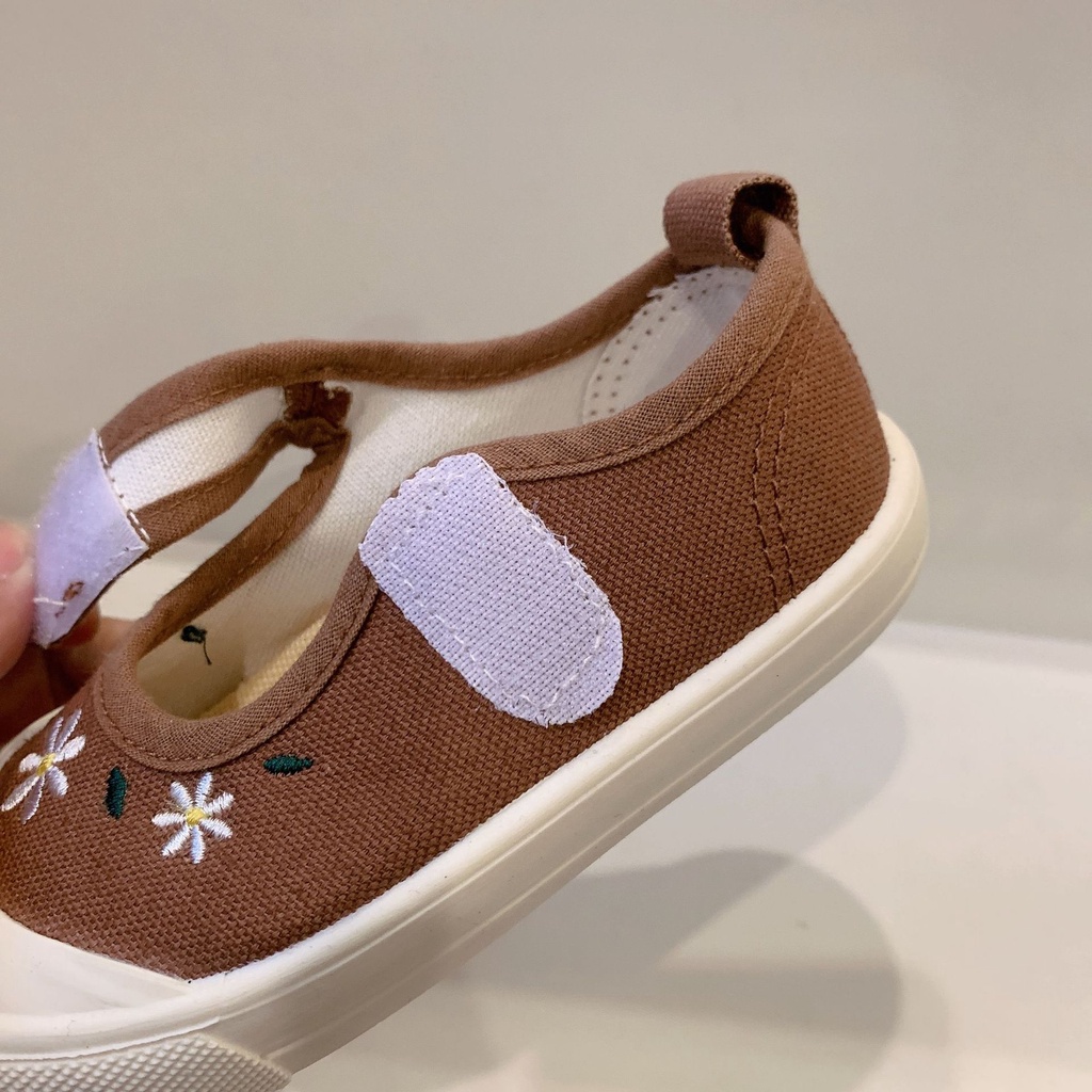 Giày vải Canvascho bé gái, phong cách hàn quốc Mũi Tròn Thêu Họa Tiết Dễ Thương Pine052