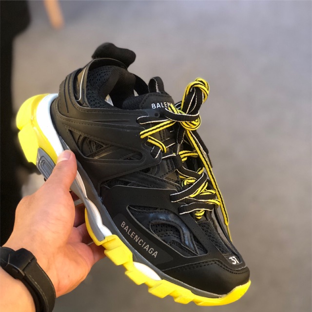 Giày track đen đế vàng 1:1 có hộp size 36-37