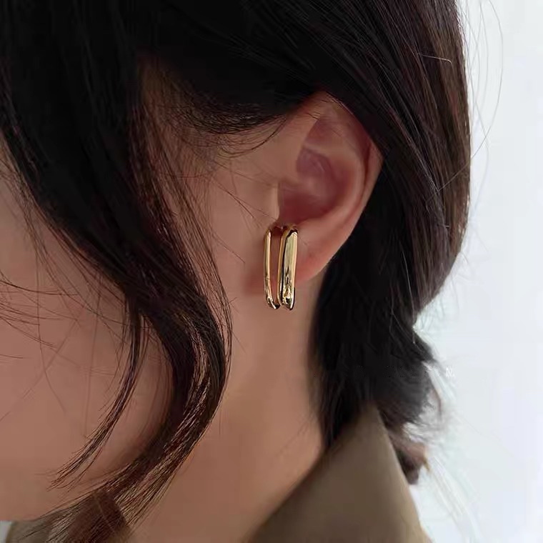 Khuyên kẹp vành tai bằng kim loại thiết kế đơn giản phong cách Nhật Hàn dễ phối đồ thời trang cho nữ