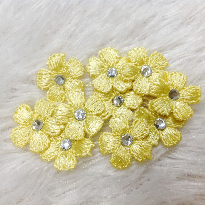 5 bông mai thêu nhụy xoàn lấp lánh size 1.6cm