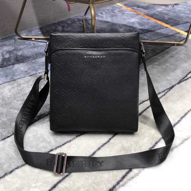 túi đeo chéo nam da in logo chữ B dập nổi dây đeo bằng vải burberry bbr
