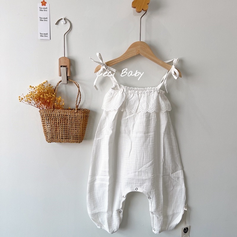 Bộ áo liền quần 2 dây sơ sinh bé gái màu trắng đáng yêu ảnh thật