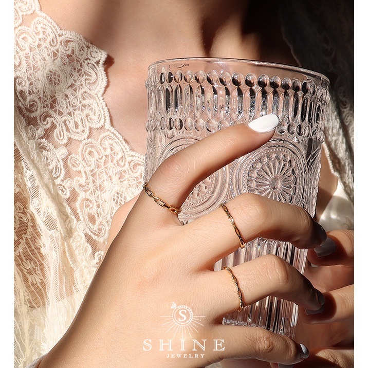 Nhẫn nữ SHINE siêu mỏng, kiểu xích Titanium mạ vàng 18K, R0007