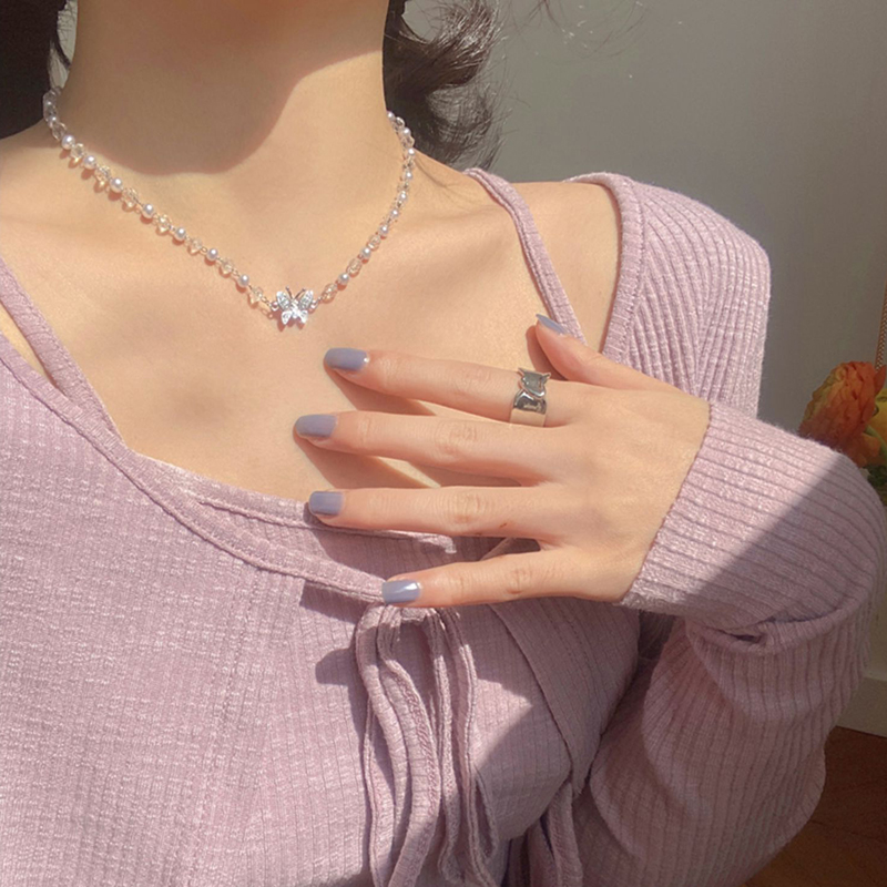 Vòng cổ mặt bướm đính đá pha lê và ngọc trai nhân tạo thanh lịch