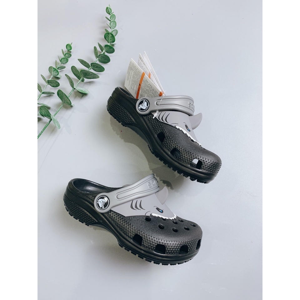 Sục crocs hình cá màu đen phối ghi BT