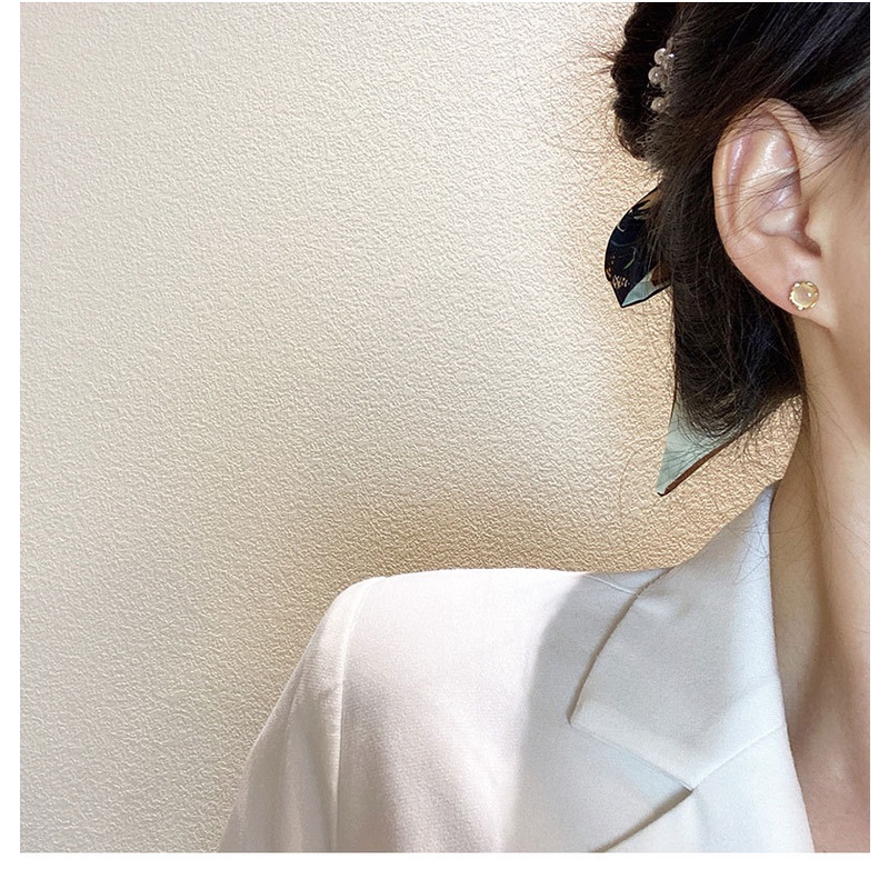 Three golden earrings, high-quality earrings, the new earrings, the first page of fashion, the red earrings for women fit in plain style