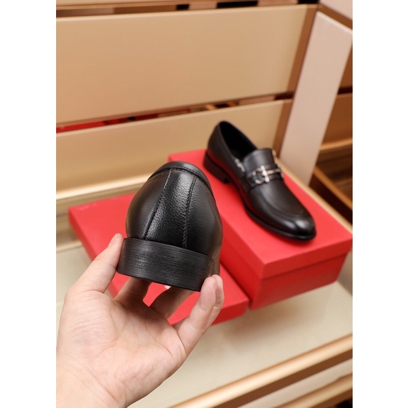 Giày tây lười công sở cao cấp thương hiệu Salvatore Ferragamo da thật màu đen trơn lịch lãm cho nam