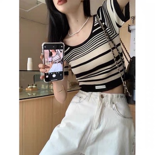 Áo croptop len mỏng đen kem